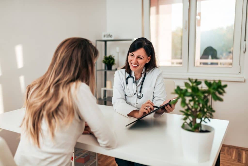 Mulher no consultório médico